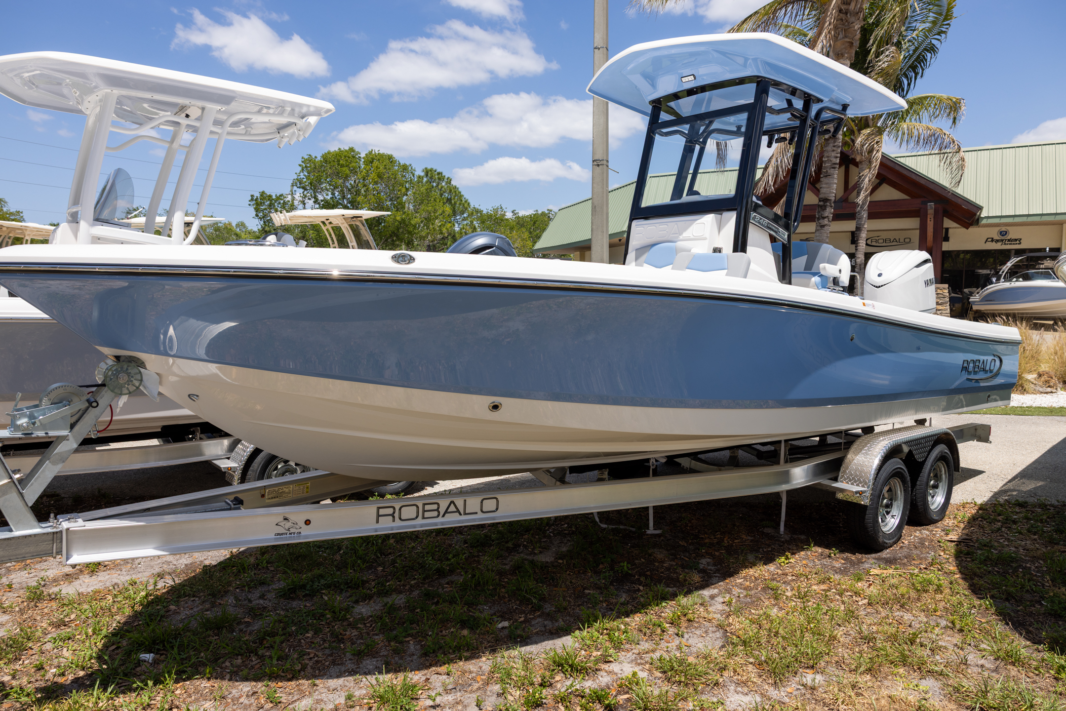 2025 Robalo 246 Cayman