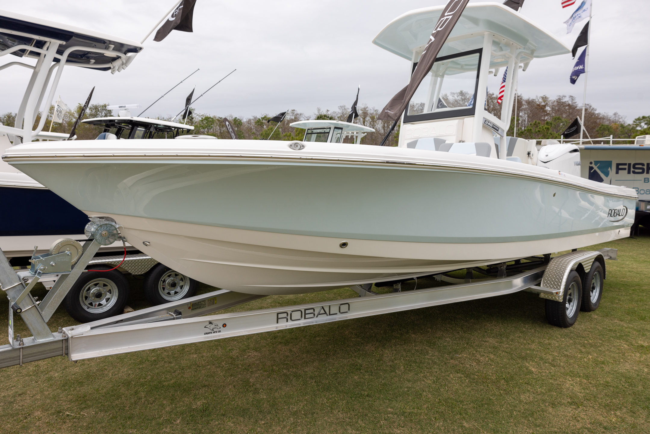 2025 Robalo 246 Cayman