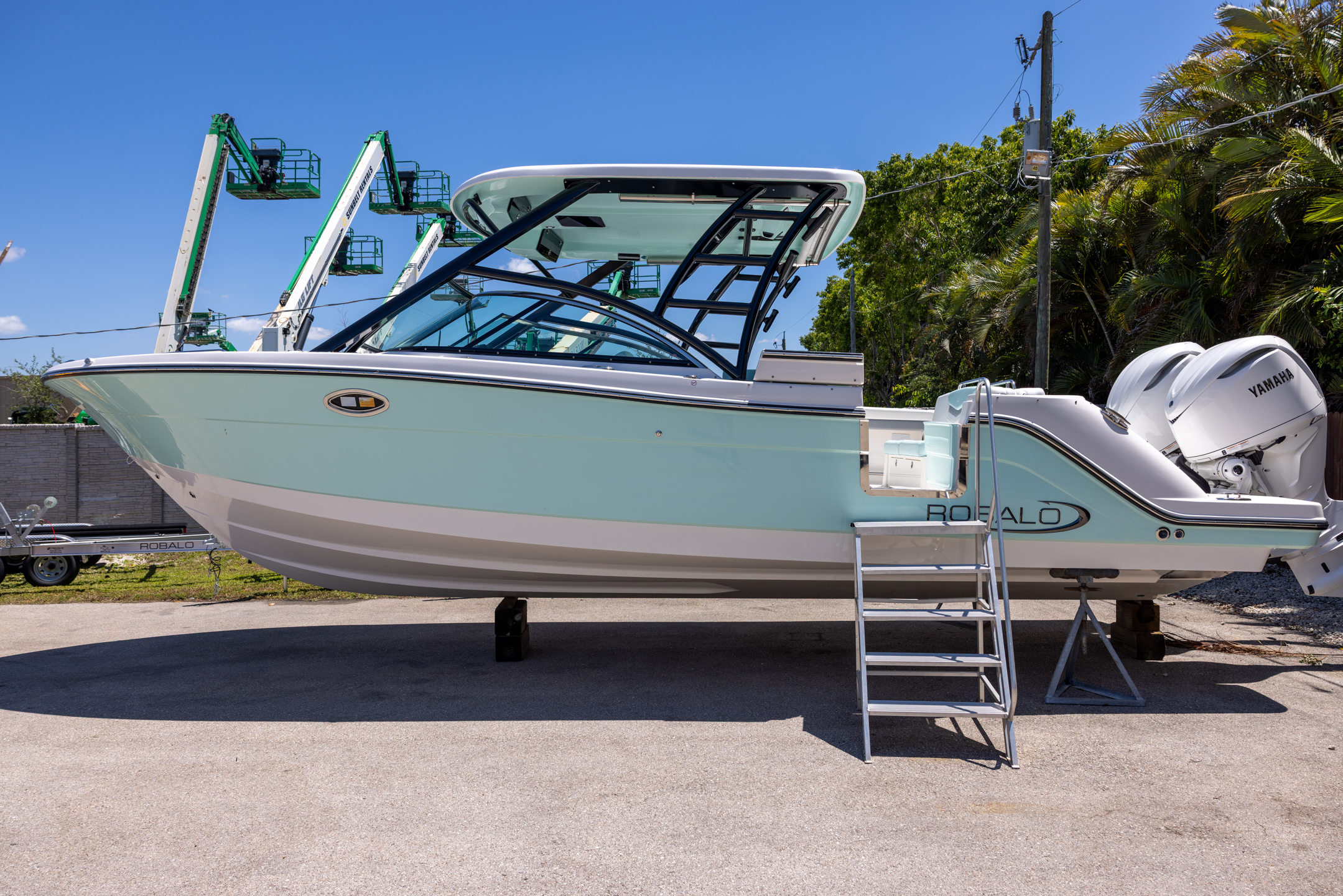 2025 Robalo R317