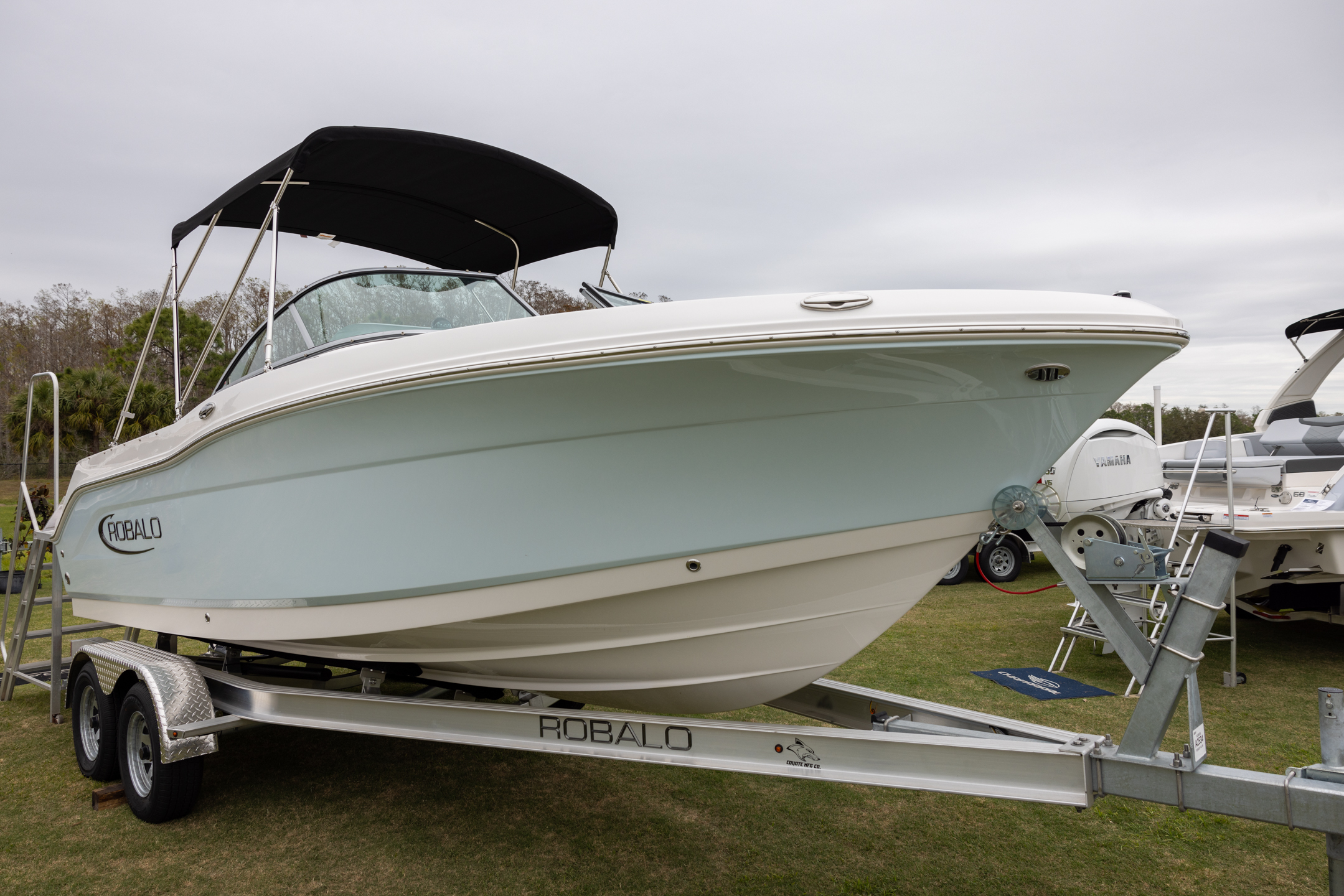 2025 Robalo R207