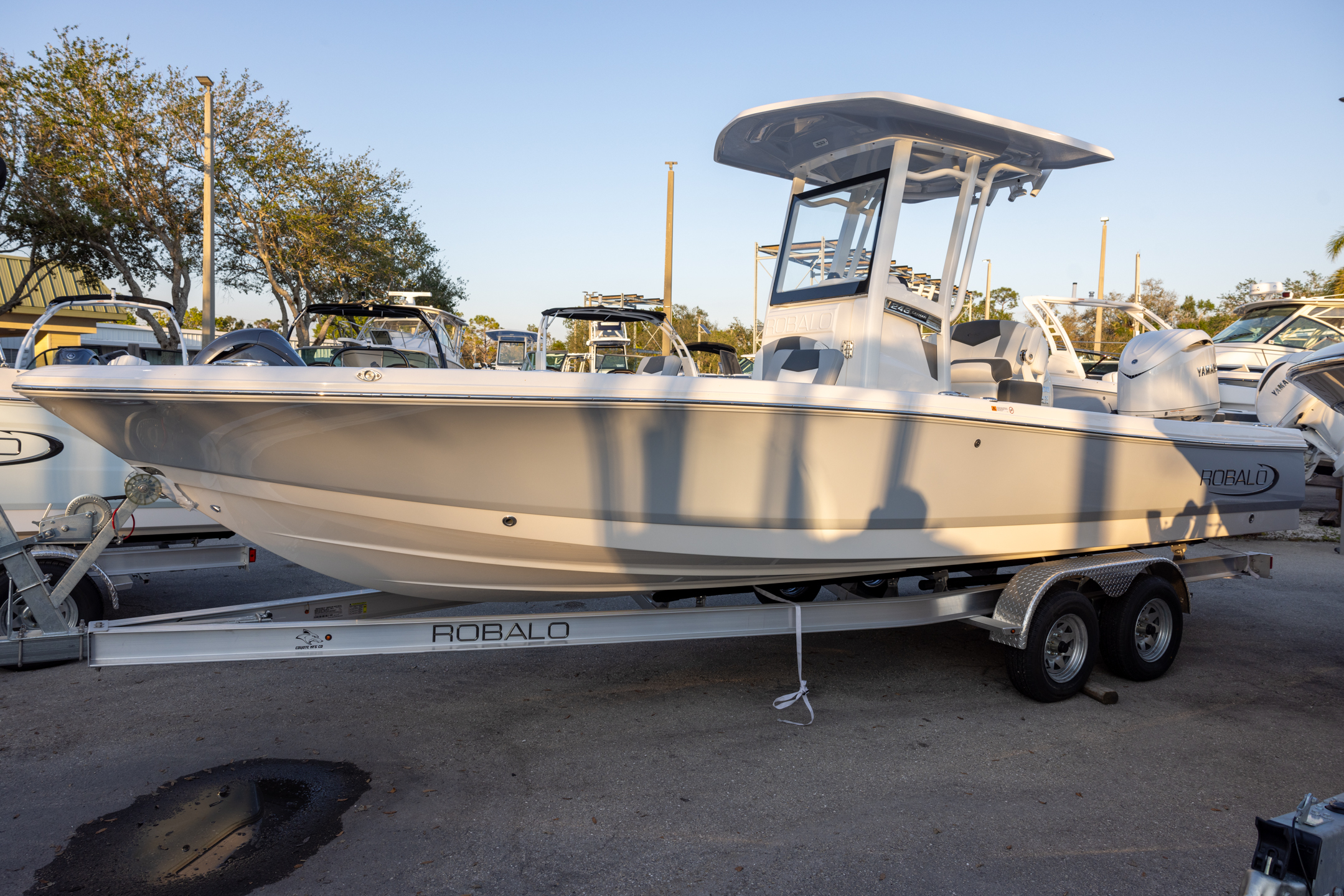 2025 Robalo 246 Cayman