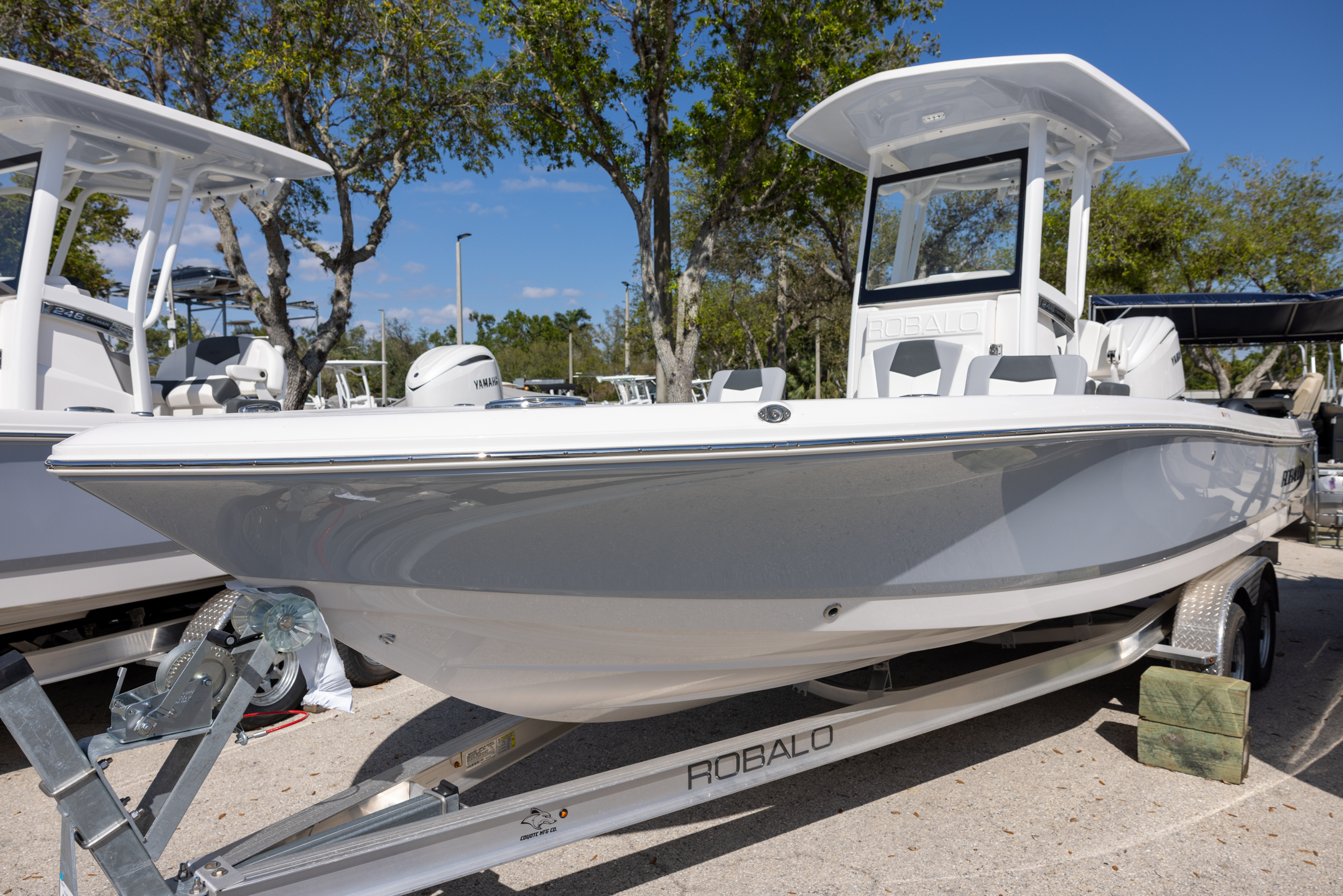 2025 Robalo 246 Cayman 6377