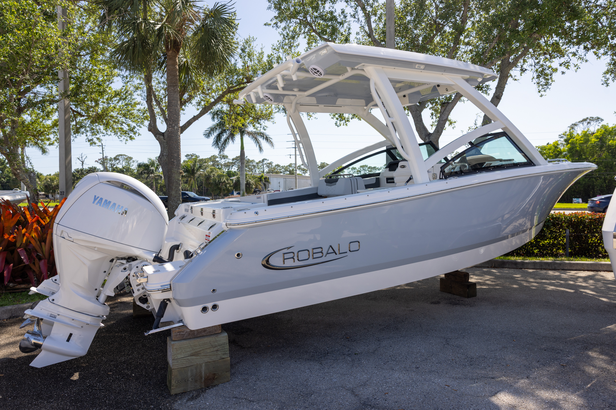 2025 Robalo R257