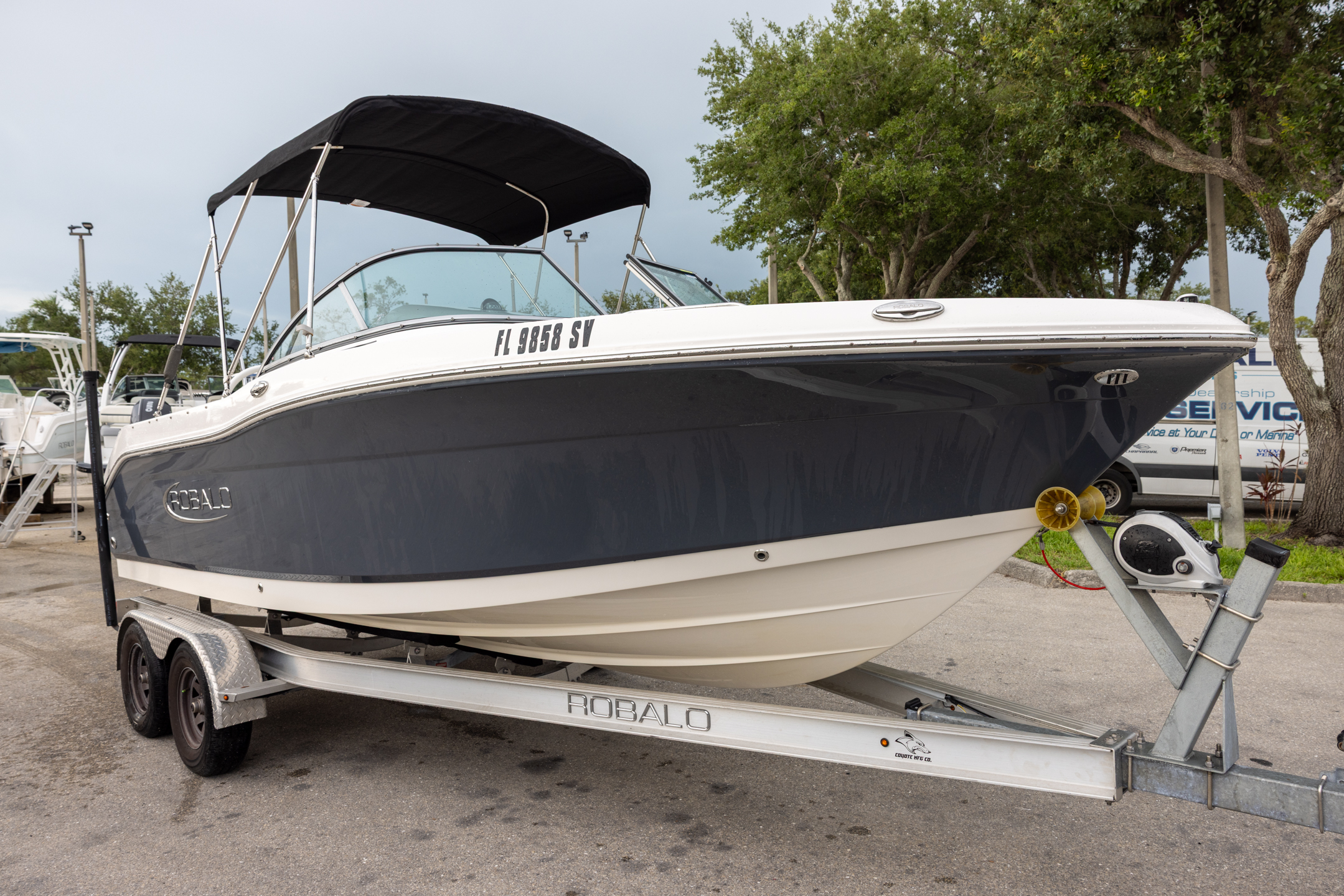 2021 Robalo R207 B4014
