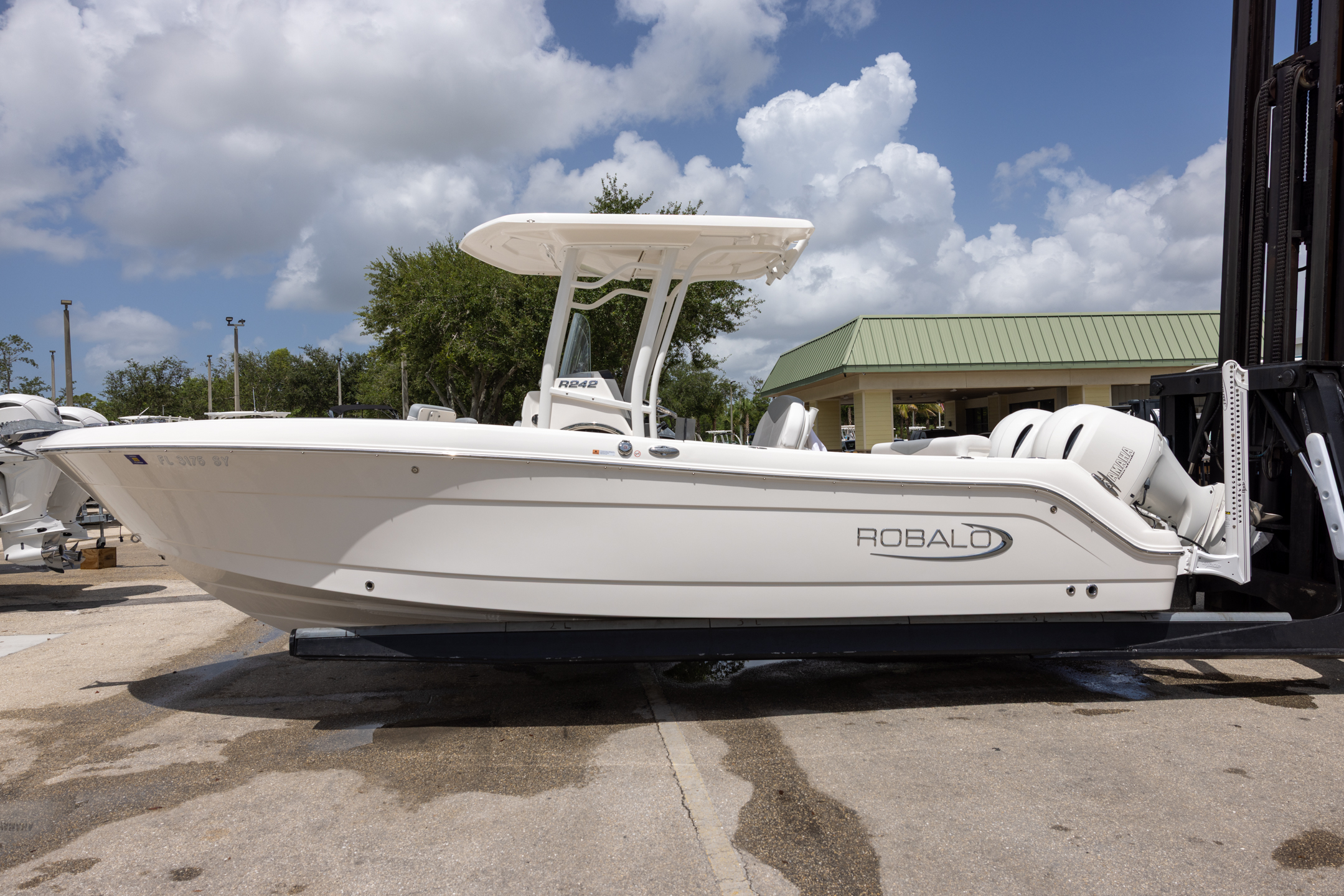 2021 Robalo R242 CC B4015