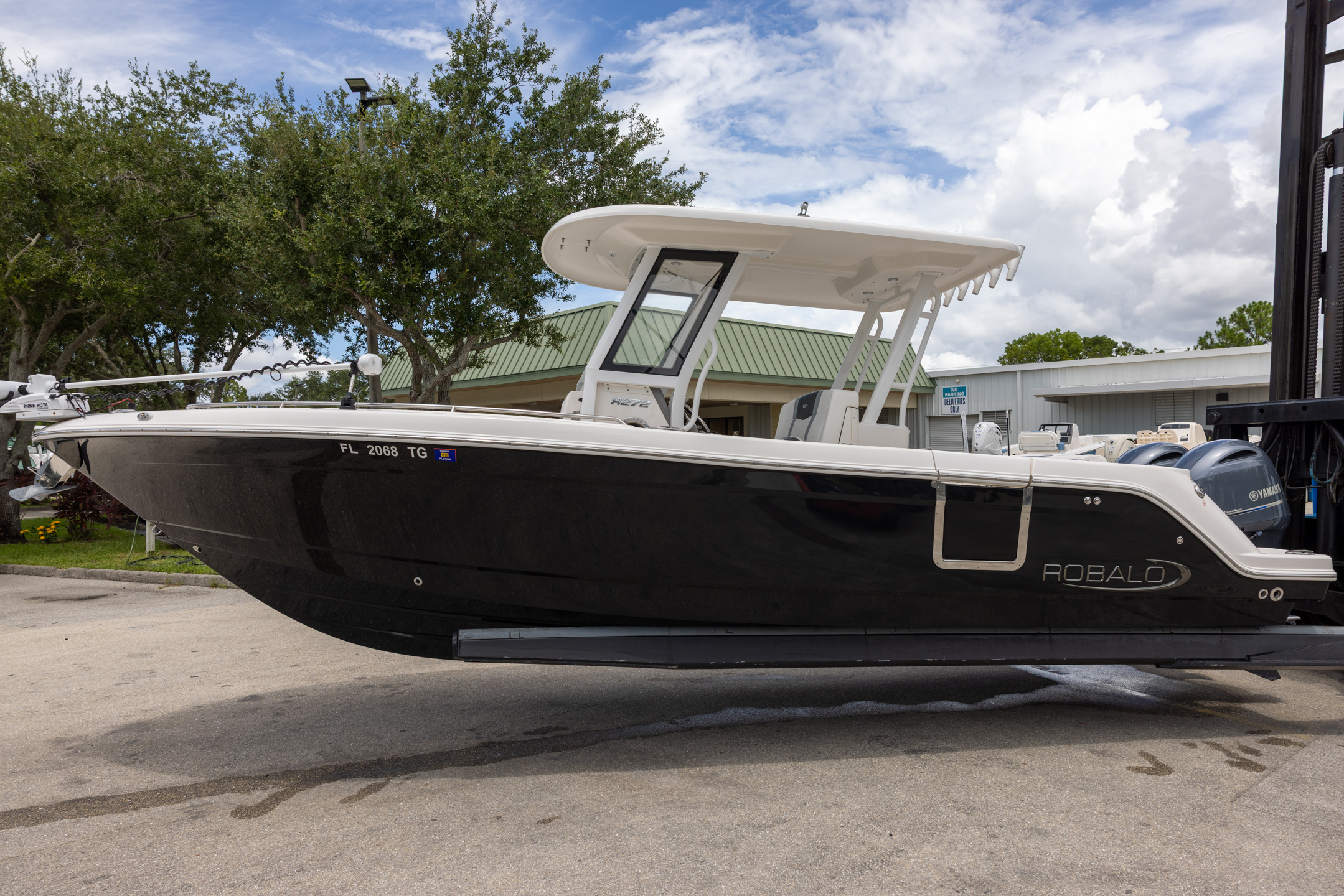 2022 Robalo R272 B4020
