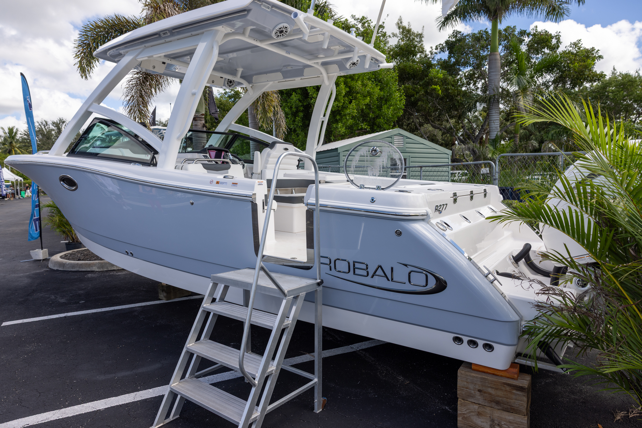 2026 Robalo R277